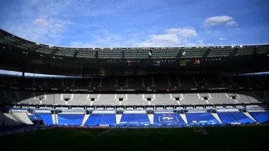 Parieur analysant des statistiques sportives